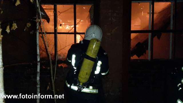 Таратути, пожежа Кропивницькому згоріло приміщення колишнього заводу. (ФОТО)